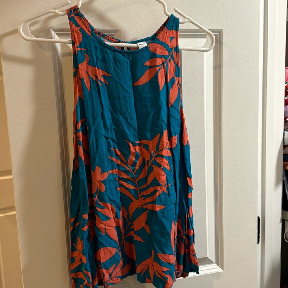 Old navy tank size medium
